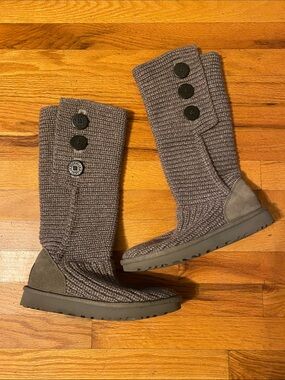 Ugg NWOT Classic Cardy Boot in Grey Size 7 Never Worn # 1016555